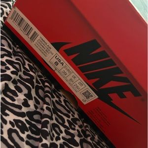 Jordan 1 satin red 8 in woman’s
